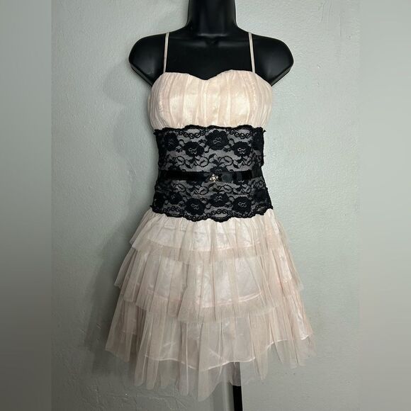 Elegant Cream Pink and Black Lace Dress Brand Mystic Size Small - Picture 2 of 6
